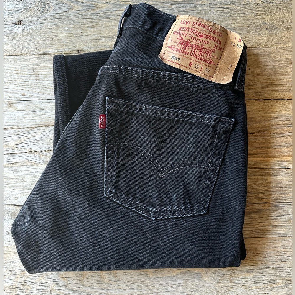 Vintage | 501 Levi’s | Made In USA 2000
Tagged 32x32 | Black